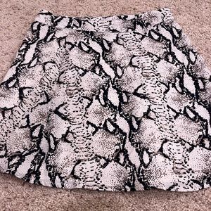 Snake skin skirt, size XS.